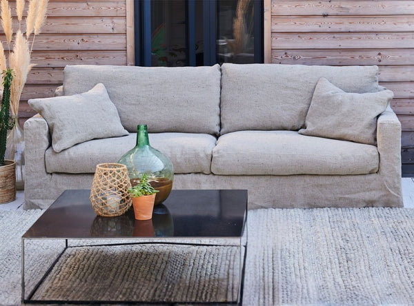 Leinen Sofa 4Sitzer Biscarrosse mit abnehmbaren, waschbaren Bezügen. Nachhaltiger Leinenstoff, Naturmaterialien und komfortables Design auf Terrasse.