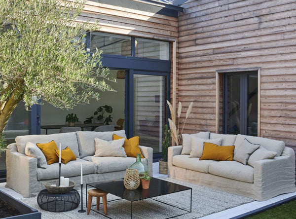 Leinen Sofa Biscarrosse mit abnehmbaren, waschbaren Bezügen. Nachhaltiger Leinenstoff, Naturmaterialien und komfortables Design auf Terrasse.
