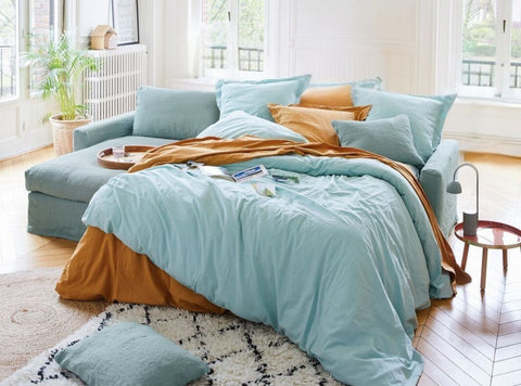 Komfortables Schlafsofa mit Leinenbezug Bidart, Ecksofa im französischen Landhausstil, blaugrau, mit abnehmbaren und waschbaren Bezügen.