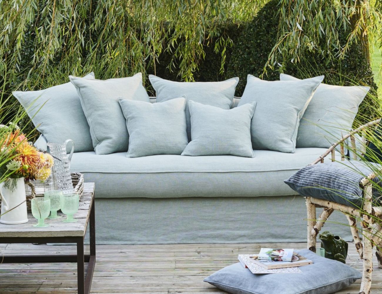 Schlafsofa mit Matratze aus hochwertigem Leinenstoff. Bezug abnehmbar und pflegeleicht. Mit vielen Kissen.