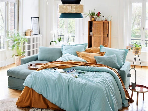 Schlafsofa mit Matratze. Verschiedene Elemente wie: Sessel, Ottomane, Schlafcouch, Hocker, etc. erhältlich. Leinenbezug ist für Allergiker geeignet, schmutzresistent und kühlend angenehm. In verschiedenen Farben und zwei Leinenausführungen erhältlich. Hergestellt in Frankreich aus 100% Leinen, ÖKO-Tex zertifiziert.