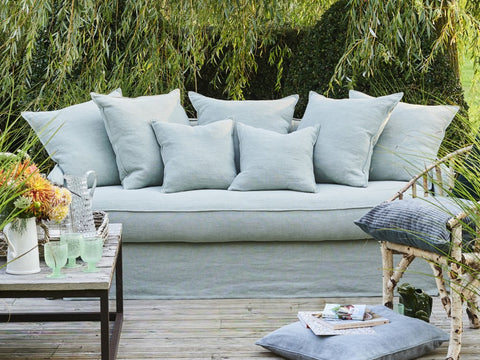 Schlafsofa mit Matratze. Verschiedene Elemente wie: Sessel, Ottomane, Schlafcouch, Hocker, etc. erhältlich. Leinenbezug ist für Allergiker geeignet, schmutzresistent und kühlend angenehm. In verschiedenen Farben und zwei Leinenausführungen erhältlich. Hergestellt in Frankreich aus 100% Leinen, ÖKO-Tex zertifiziert.