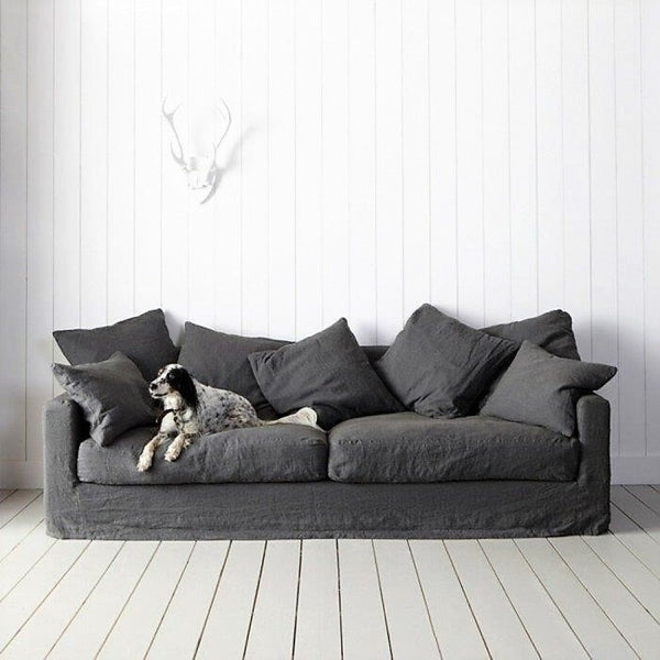 Graues Leinen Sofa mit abnehmbaren Bezügen für Haustiere geeignet in Grau. Scandinavischer Stil.